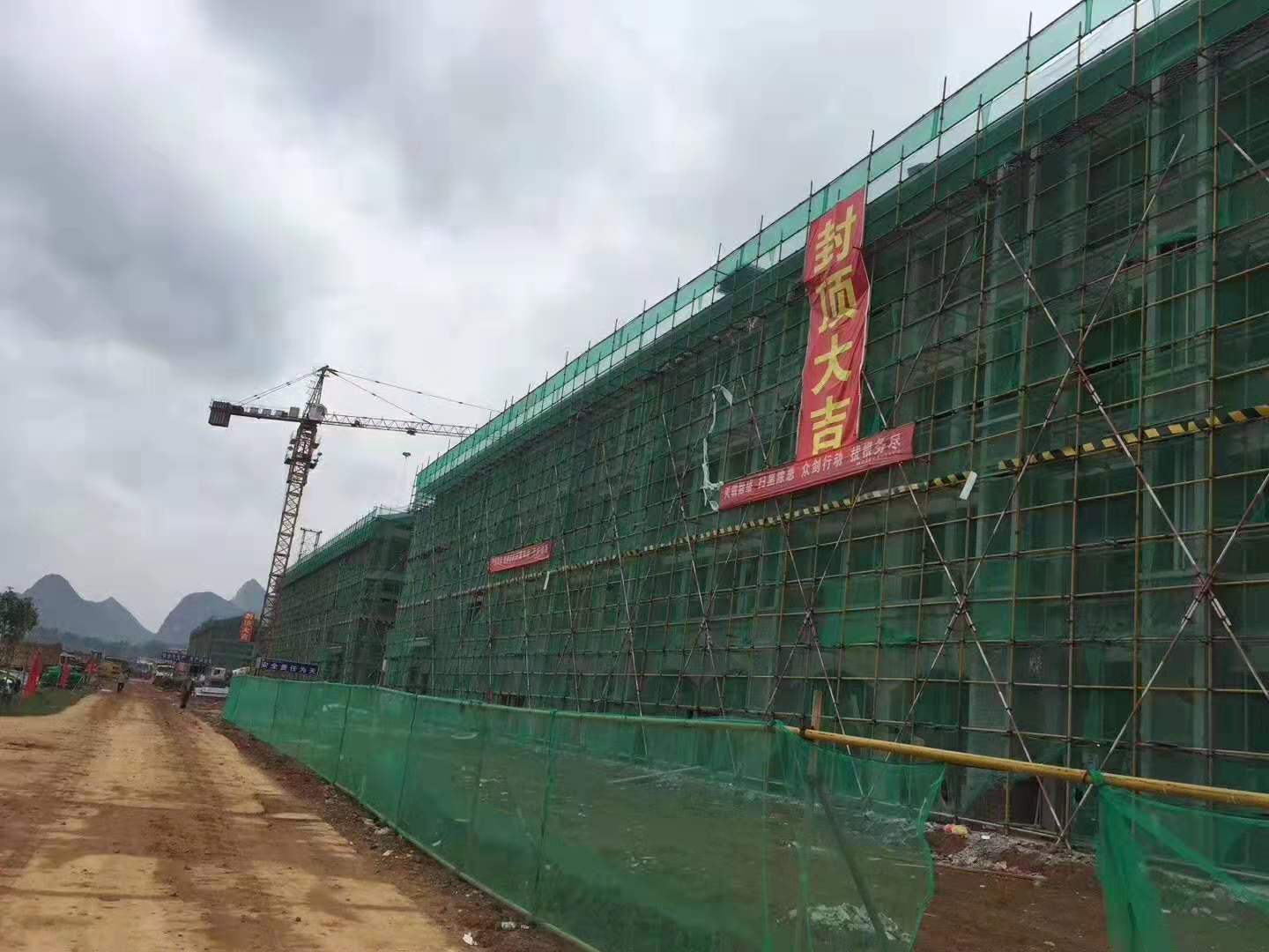 廣西綠桂涂料廠拿下百色靖西京師外國語學(xué)校外墻裝飾工程2